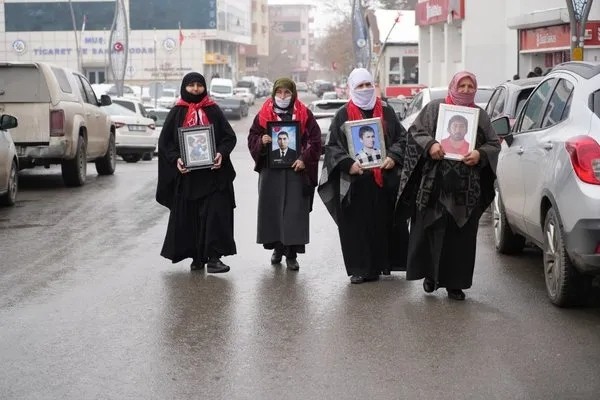 Muşlu aileler, DEM Parti önündeki 'evlat nöbeti'ni sürdürdü
